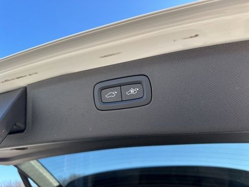 Certified 2025 Volvo XC90 B6 Plus image 36