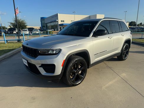 Used 2024 Jeep Grand Cherokee Altitude RWD image 4