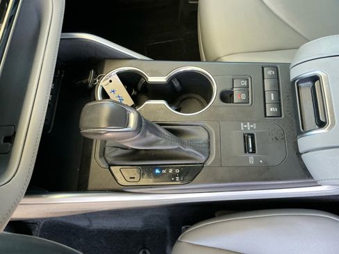Used 2021 Toyota Highlander XLE FWD image 15