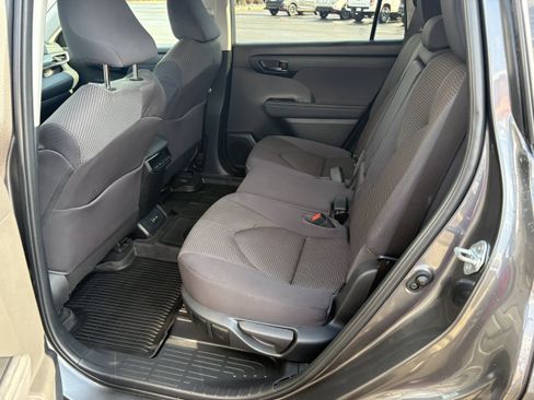 Used 2023 Toyota Highlander LE AWD/4WD image 8