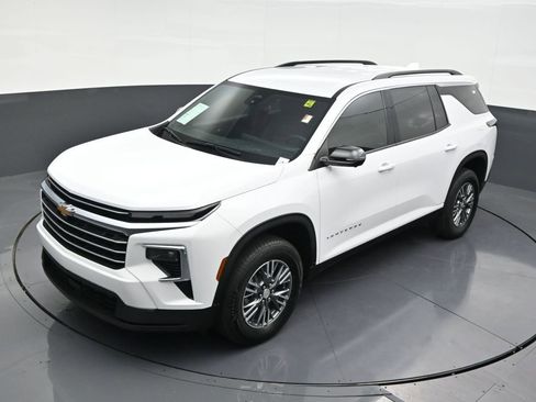 Used 2024 Chevrolet Traverse LT image 16