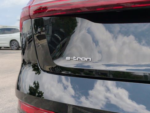 Used 2023 Audi e-tron Premium Plus w/ Premium Plus Package AWD/4WD image 12