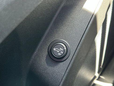 Used 2018 Chevrolet Equinox LT FWD image 32