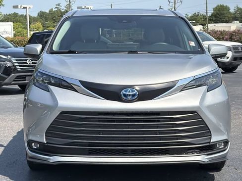 Used 2025 Toyota Sienna XLE FWD image 9