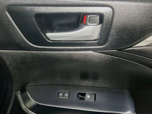 Used 2018 Toyota Highlander SE FWD image 32
