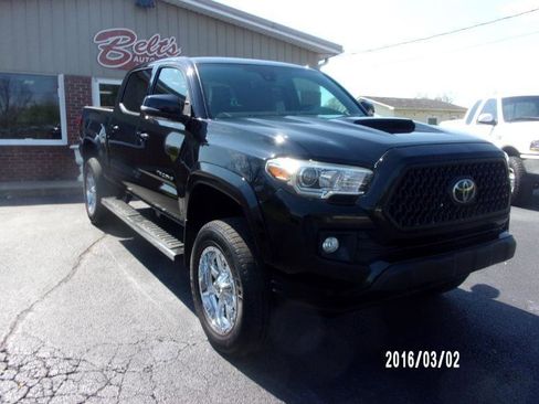 Used 2018 Toyota Tacoma TRD Sport image 3