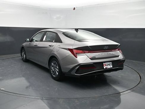 Used 2024 Hyundai Elantra SEL FWD image 6