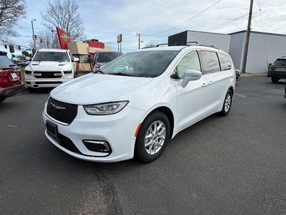 Used 2022 Chrysler Pacifica Touring-L w/ Uconnect Theater Family Group