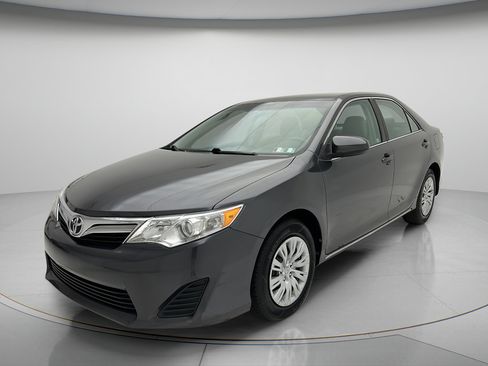 Used 2012 Toyota Camry LE FWD image 3