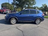 Used 2020 Nissan Rogue SV image 2