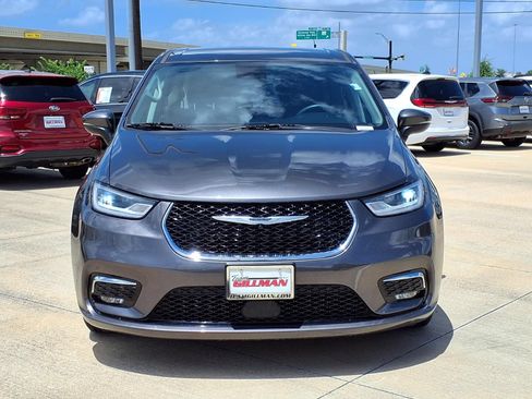 Used 2023 Chrysler Pacifica Touring-L FWD image 5