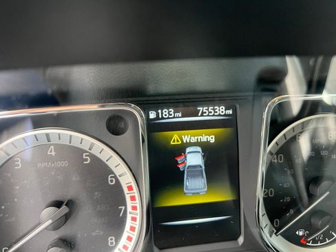 Used 2018 Nissan Titan SV w/ SV Convenience Package image 3