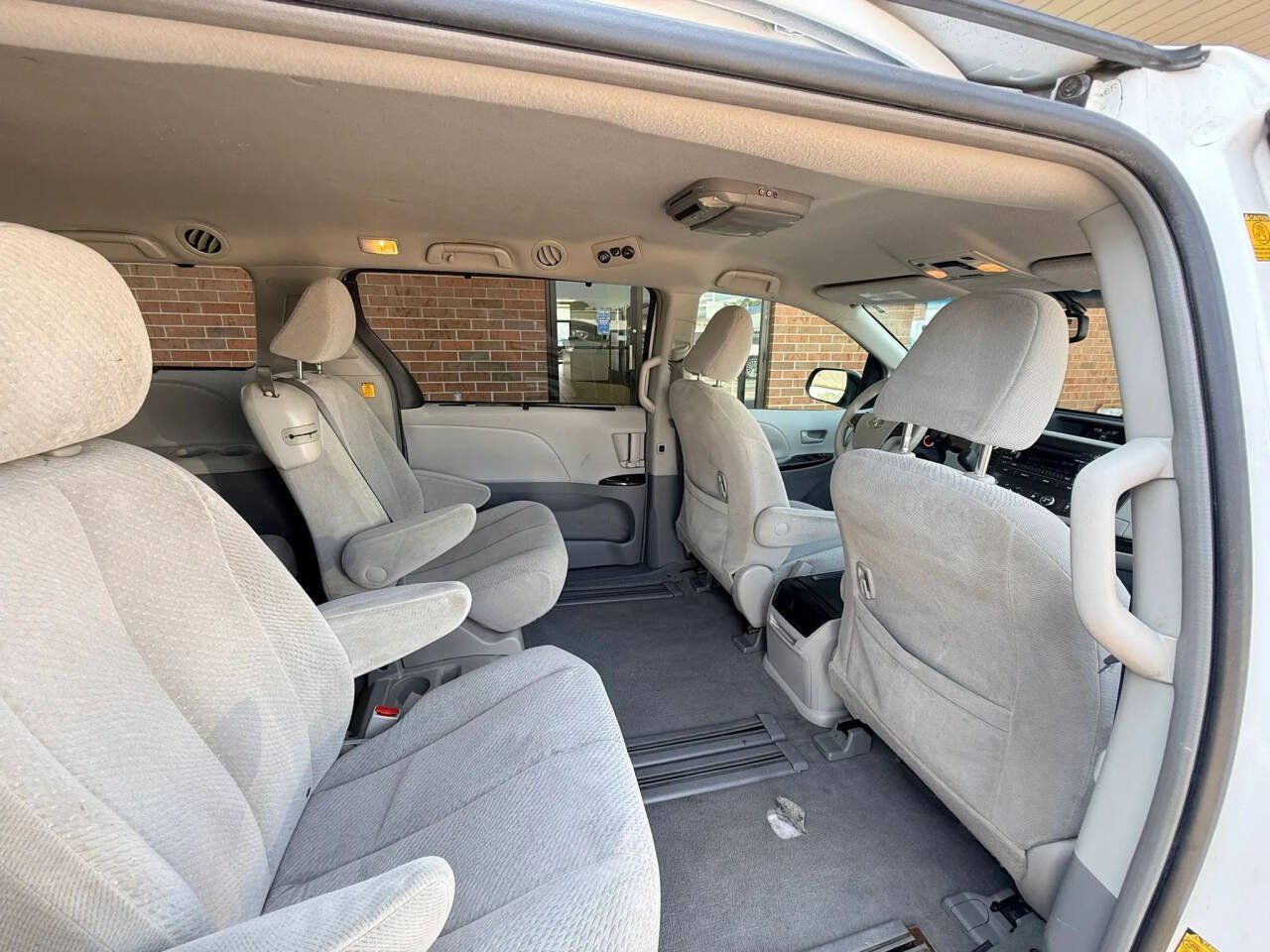 Used 2011 Toyota Sienna LE w/ Towing Pkg FWD image 14