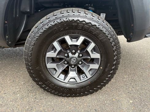 Used 2018 Toyota Tacoma TRD Off-Road AWD/4WD image 10