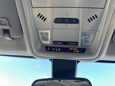 Used 2024 GMC Terrain SLT image 29