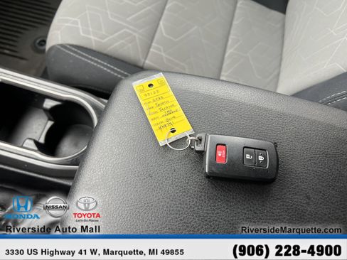 Used 2022 Toyota Tacoma TRD Off-Road image 2