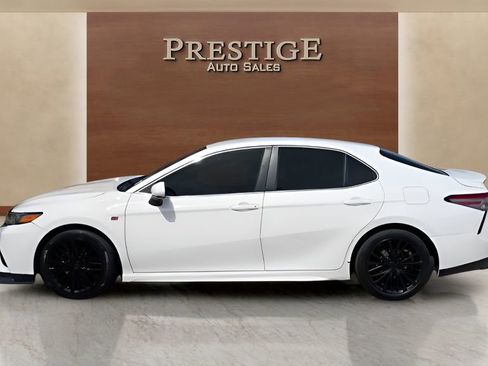 Used 2018 Toyota Camry SE FWD image 2