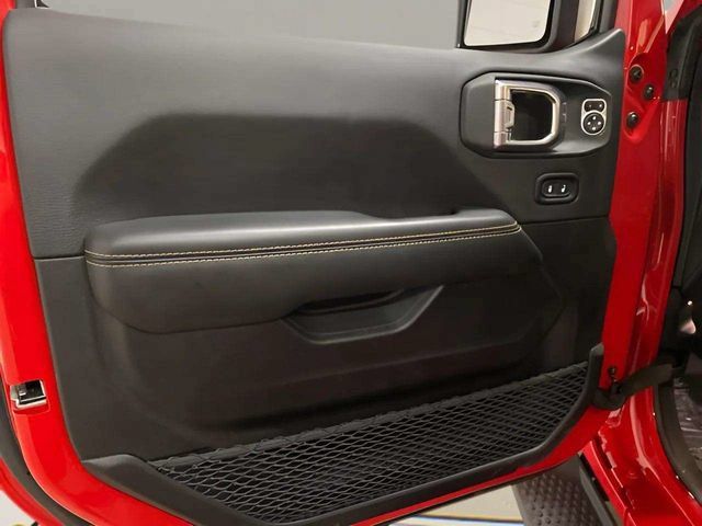 Used 2025 Jeep Wrangler Unlimited Sahara w/ Safety Group AWD/4WD image 14