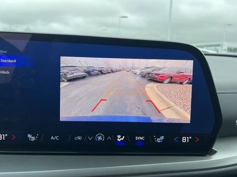 Used 2025 Chevrolet Traverse LT image 22