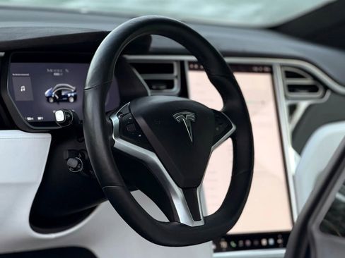 Used 2016 Tesla Model X 60D image 13