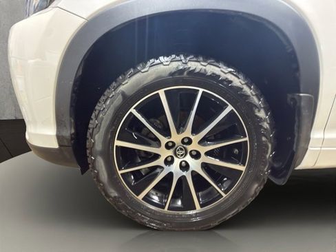 Used 2018 Toyota Highlander SE image 25