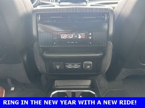 Used 2024 Jeep Wagoneer L Series II image 16