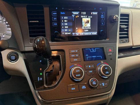 Used 2015 Toyota Sienna XLE FWD image 8