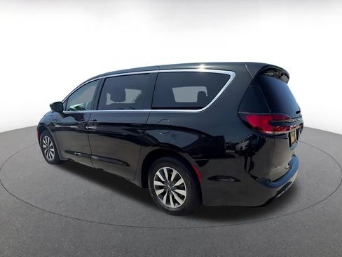 Used 2023 Chrysler Pacifica Touring-L FWD image 8