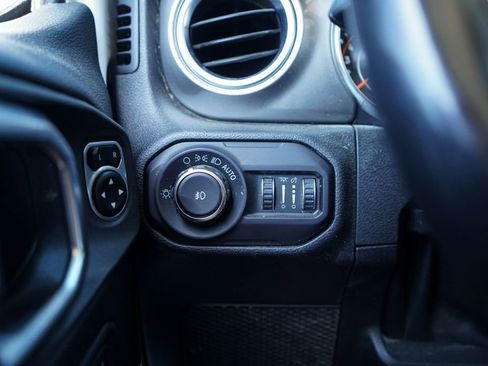 Used 2018 Jeep Wrangler Unlimited Sahara AWD/4WD image 28
