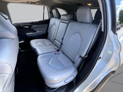Used 2023 Toyota Highlander XLE AWD/4WD image 20