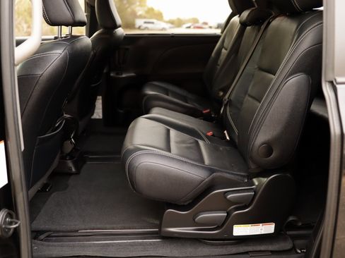 Used 2017 Toyota Sienna SE image 28