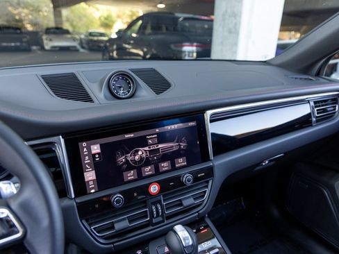 Certified 2025 Porsche Macan AWD/4WD image 42