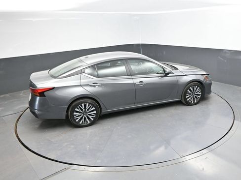 Used 2025 Nissan Altima 2.5 SV FWD image 32