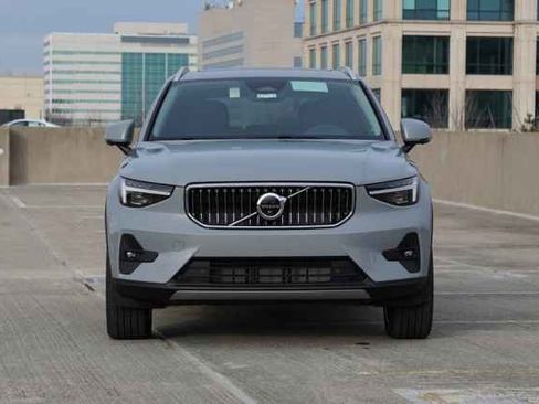 New 2025 Volvo XC40 B5 Ultra w/ Climate Package image 2