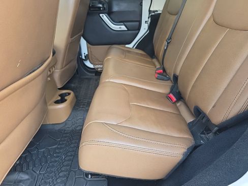 Used 2015 Jeep Wrangler Unlimited Sahara w/ Connectivity Group AWD/4WD image 17