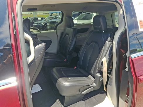 Used 2022 Chrysler Pacifica Touring-L w/ Uconnect Theater Family Group AWD/4WD image 10