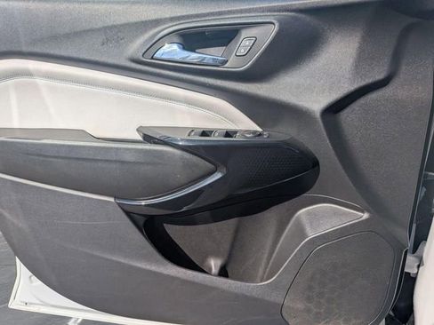 Used 2025 Chevrolet Trax LT FWD image 14