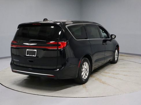 Used 2025 Chrysler Pacifica Select FWD image 10