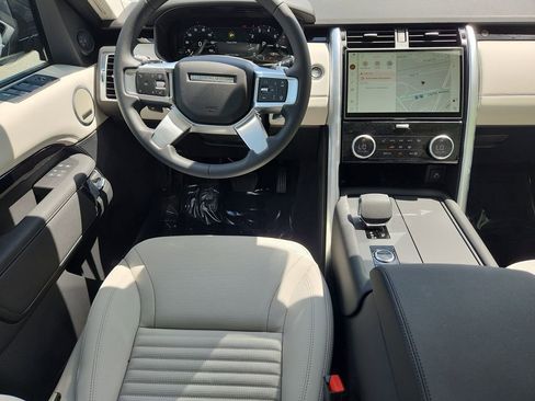 Used 2025 Land Rover Discovery S image 4