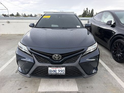 Used 2019 Toyota Camry SE FWD image 1