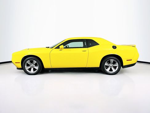 Used 2018 Dodge Challenger SXT image 4