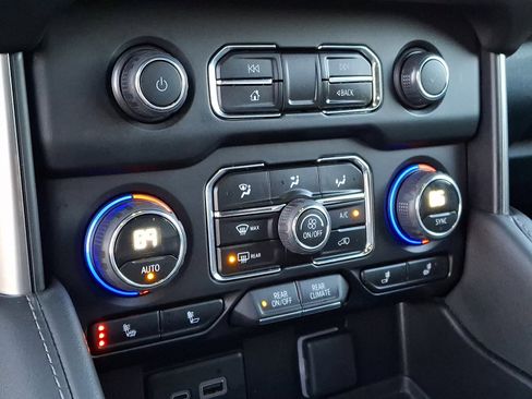 Used 2023 Chevrolet Suburban LT image 23