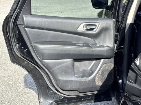 Used 2020 Nissan Pathfinder S image 21