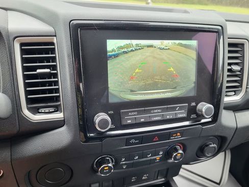 Used 2024 Nissan Frontier SV image 16