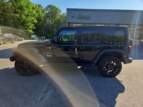 Used 2023 Jeep Wrangler Unlimited Sahara w/ Cold Weather Group AWD/4WD image 7