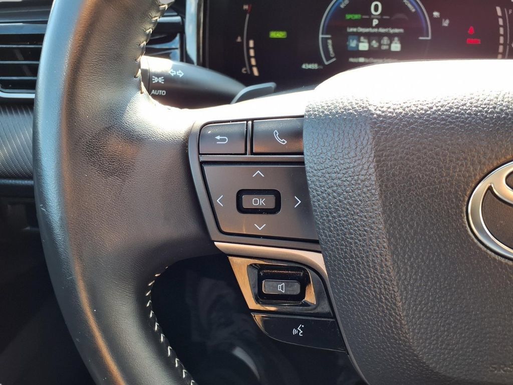 Used 2025 Toyota Camry SE FWD image 15