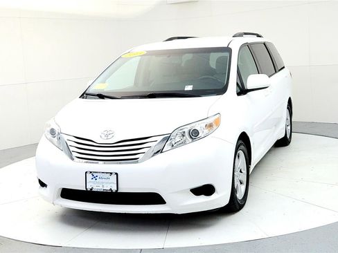 Used 2015 Toyota Sienna LE image 2