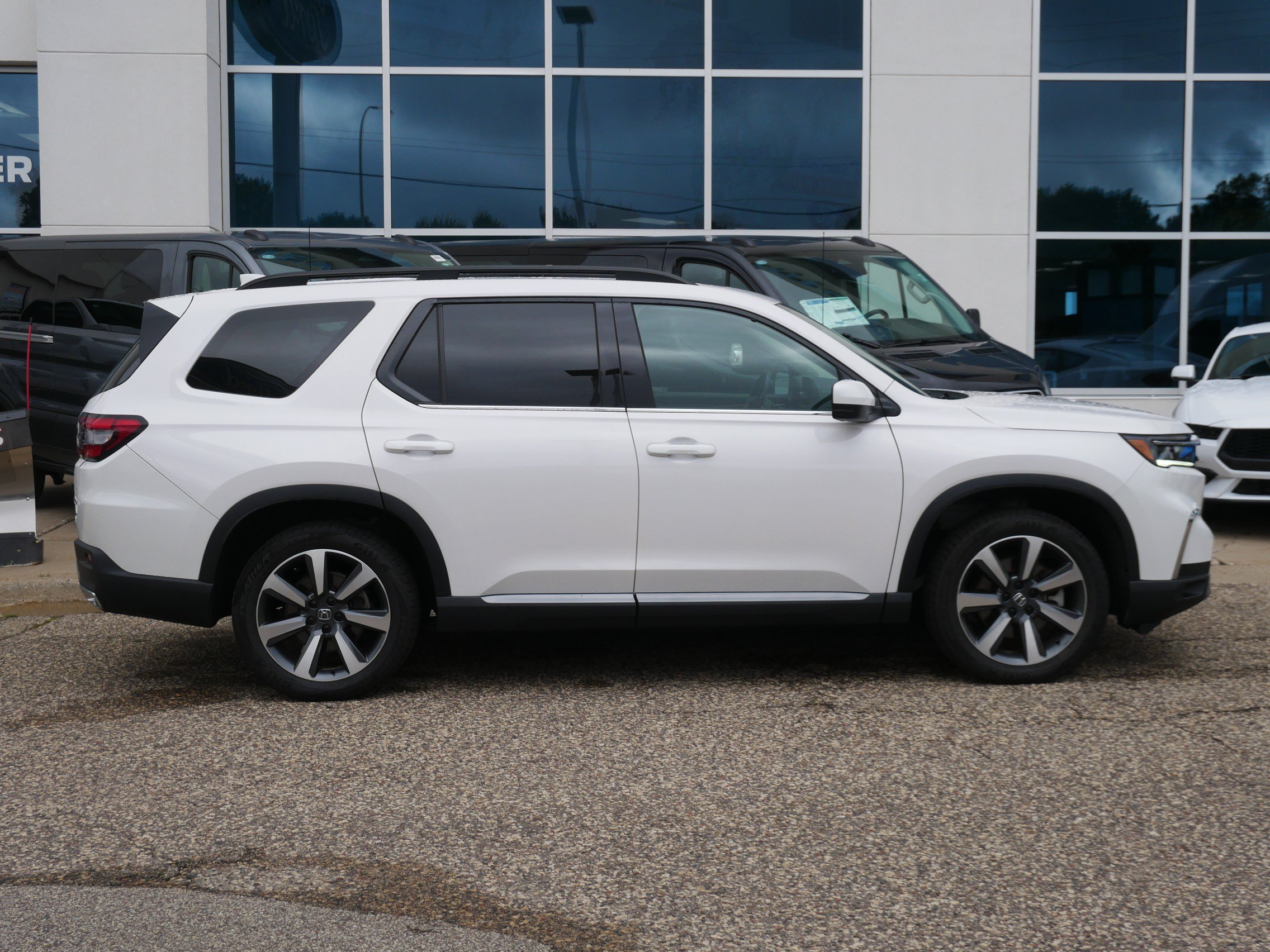 Used 2023 Honda Pilot Touring image 2