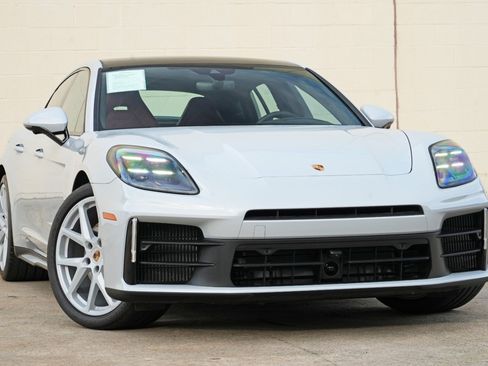 Used 2025 Porsche Panamera image 4