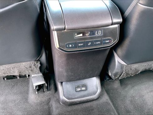 Used 2023 Toyota Highlander XLE AWD/4WD image 34